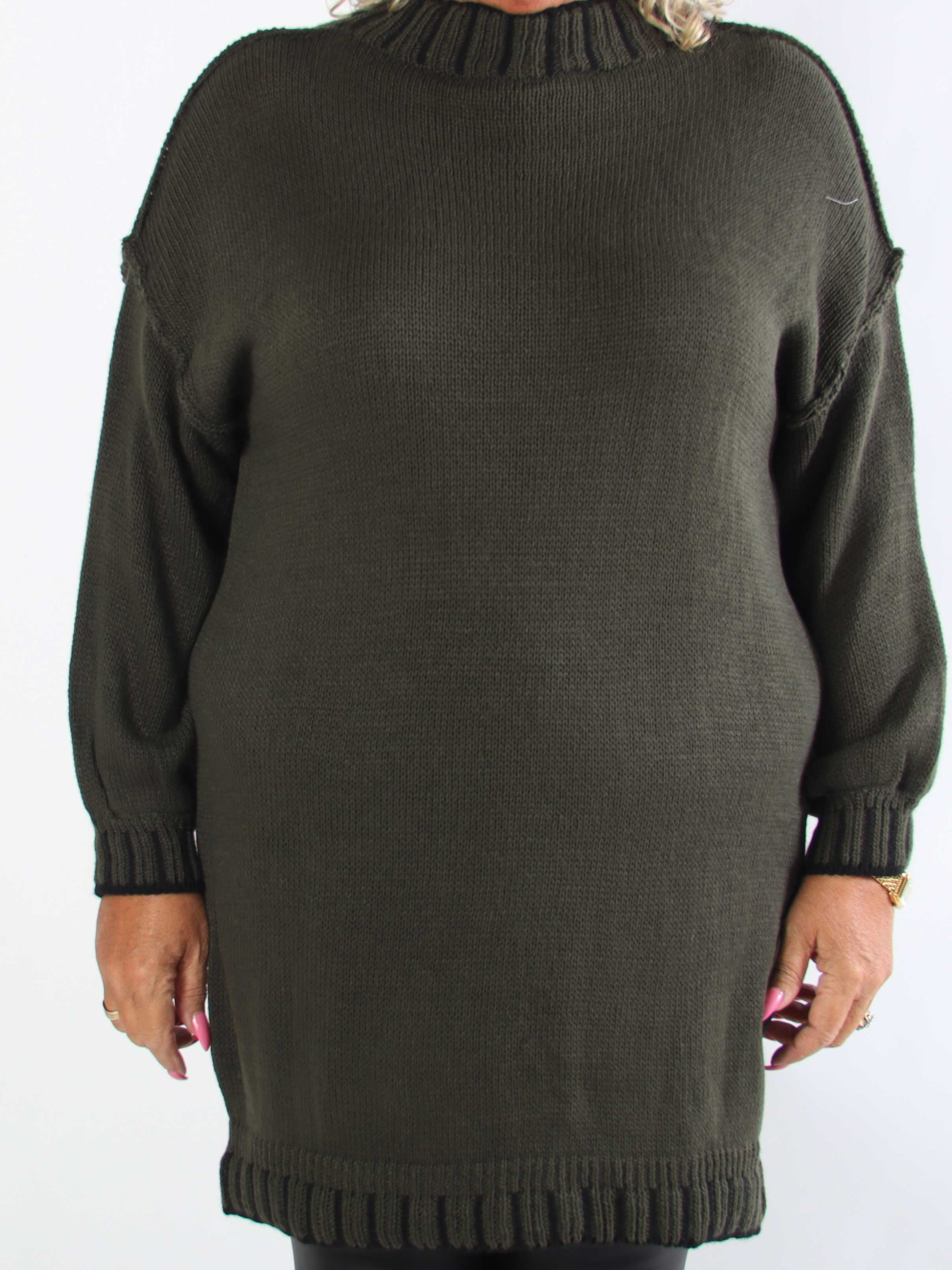 Liora - Plus size kjole med stribet detaljer ved halskraven, ærmerne og kjolens bund